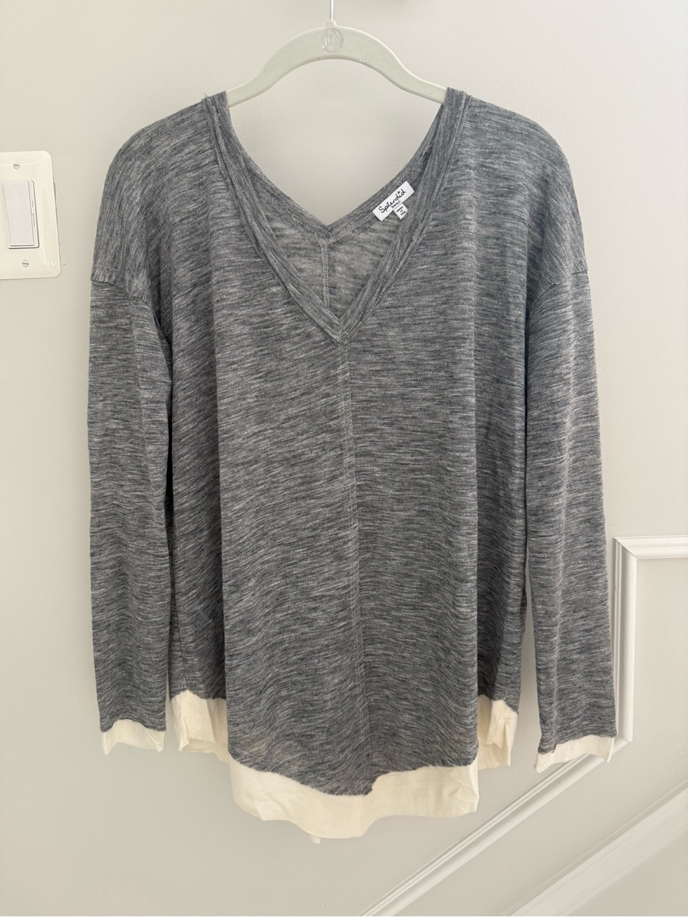Splendid Charcoal Grey Heathered V-Neck Long Sleeve Top 🩶🤍
